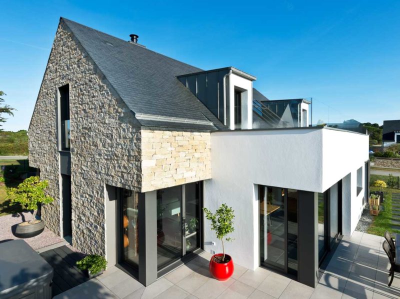 MAISON-ARCHITECTE_Couverture-ardoise_habillage-pierre_SARZEAU-1-800x598