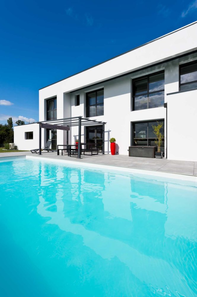 FACADE-VILLA-MODERNE-PISCINE-ABSCISSE-ARCHITECTURE-VANNES