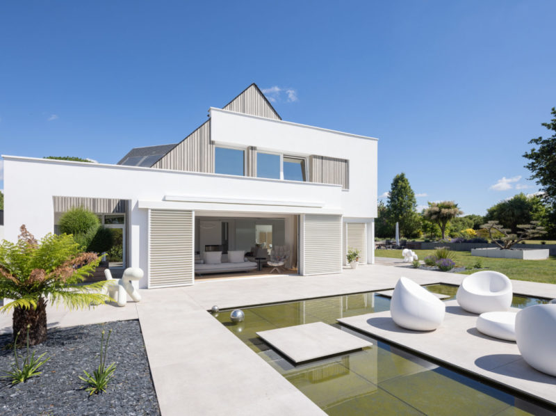 Maison-cubique-contemporaine-maison-miroir-sur-leau-Vannes-800x598